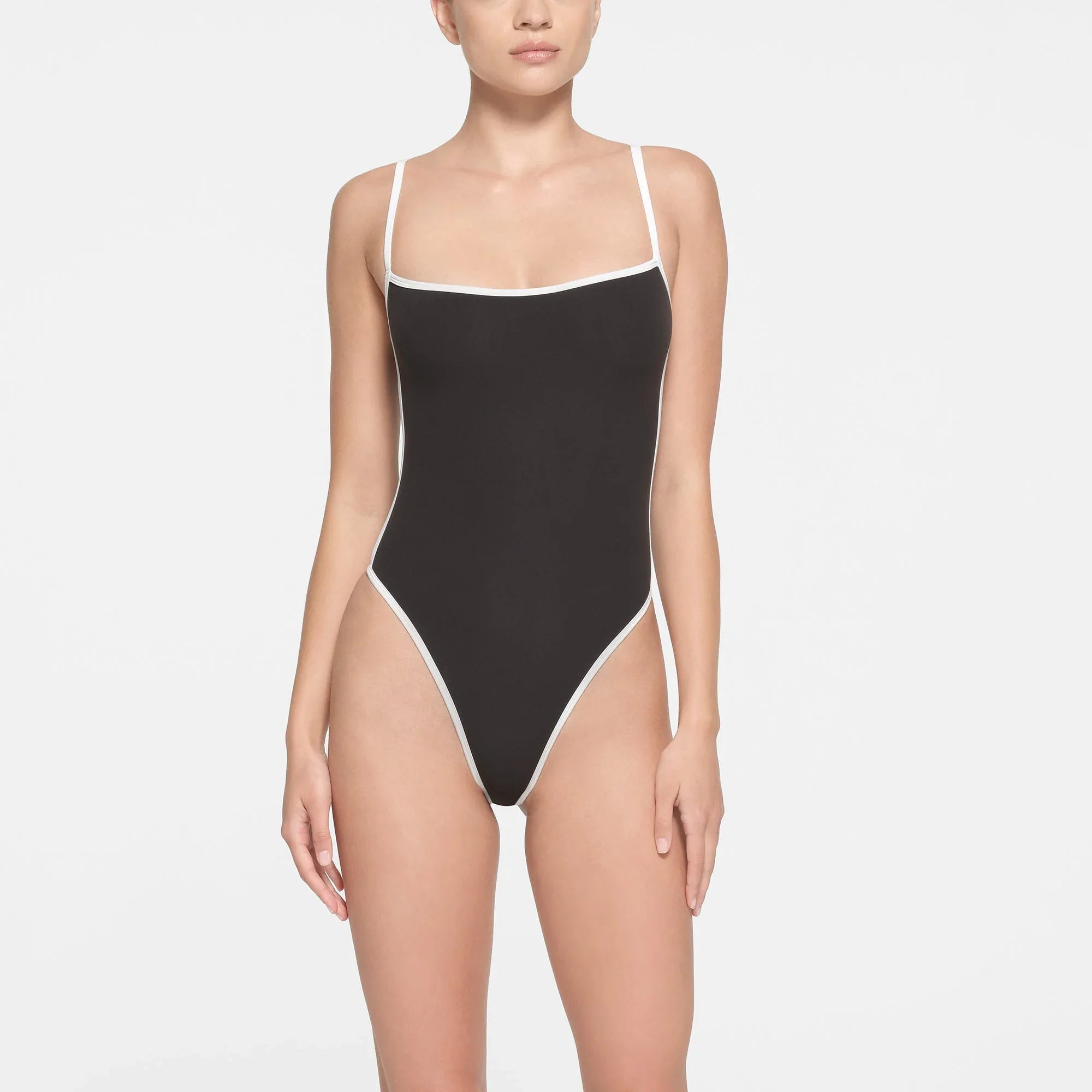 SKIMS FITS EVERYBODY CONTRAST TRIM SCOOP NECK BODYSUIT | ONYX - BODYSUIT