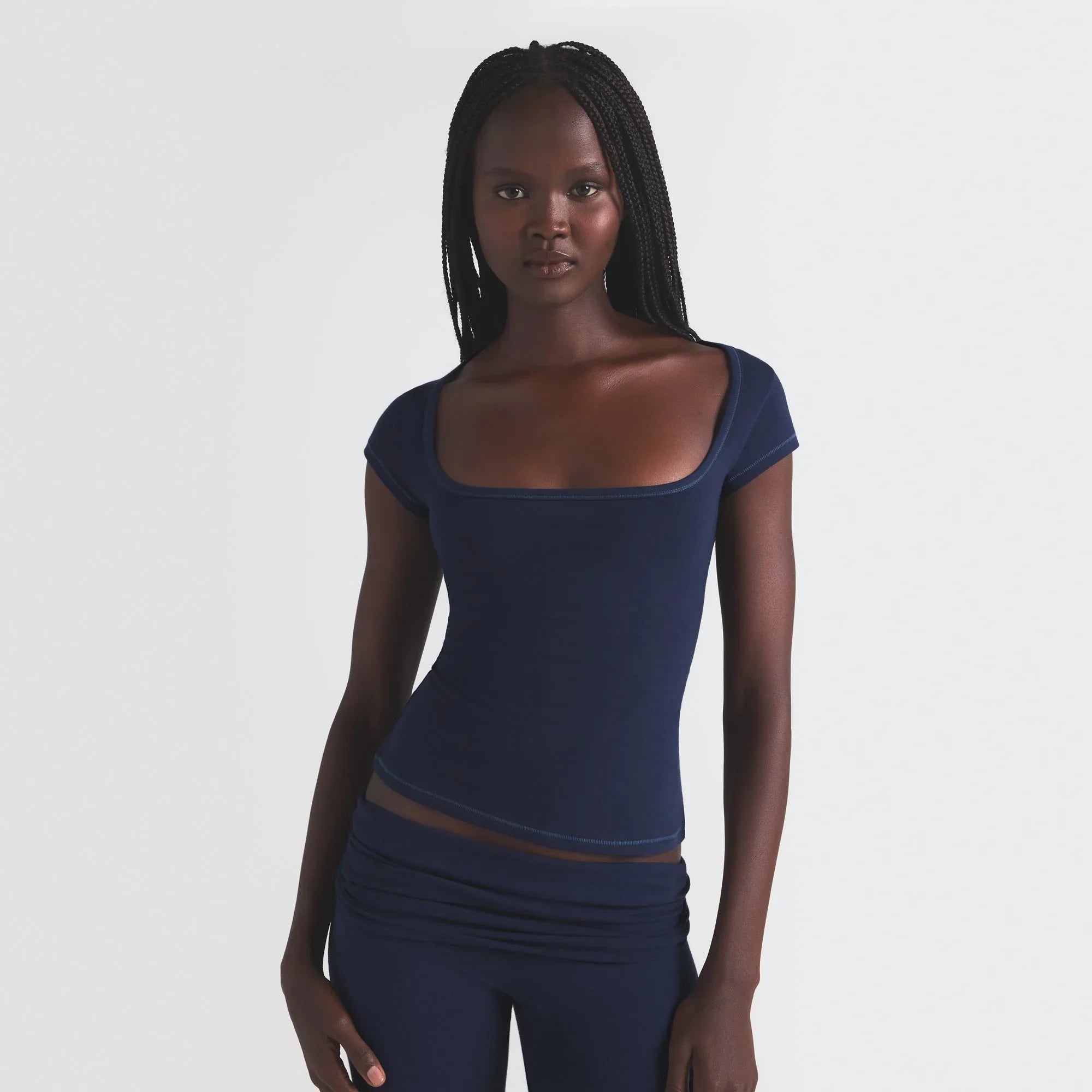 SKIMS COTTON JERSEY SCOOP NECK T-SHIRT | NAVY - TİŞÖRT